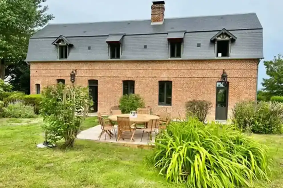 ferme-de-benerville-facade Façade de la Ferme de Bénerville avec architecture authentique et jardin verdoyant