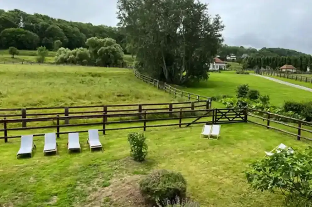 ferme-de-benerville-jardin-transats Jardin de la Ferme de Bénerville avec transats pour se détendre au soleil