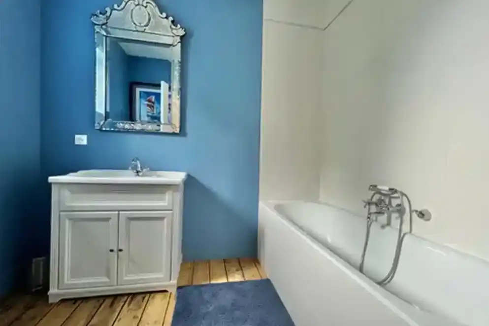 ferme-de-benerville-salle-de-bain-baignoire Salle de bain de la Ferme de Bénerville avec baignoire et mur bleu