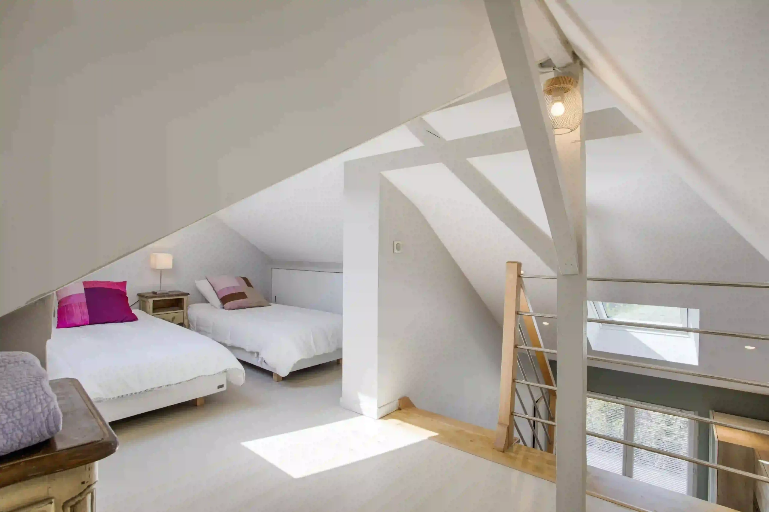 maison-le-figuier-chambre-deux-lits-etage-deauville Chambre à l'étage de la Maison Le Figuier à Deauville avec deux lits simples, idéale pour enfants ou amis