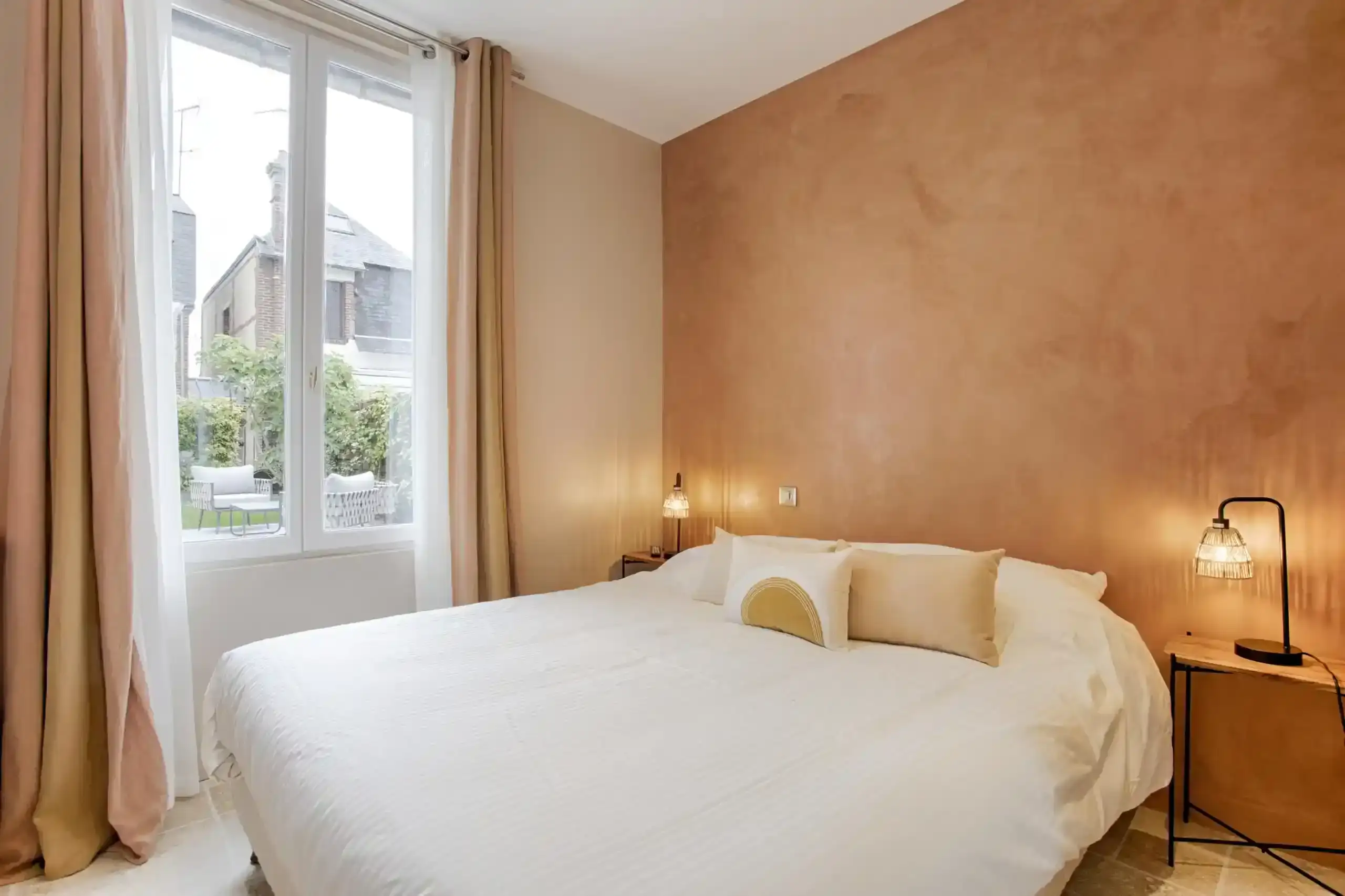maison-le-figuier-chambre-lit-double-deauville Chambre confortable de la Maison Le Figuier à Deauville avec grand lit double