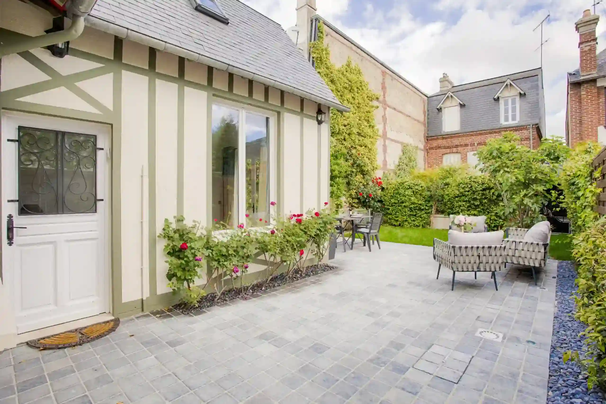 maison-le-figuier-entree-terrasse-deauville Entrée de la Maison Le Figuier à Deauville avec terrasse accueillante, donnant accès au jardin et aux espaces de vie