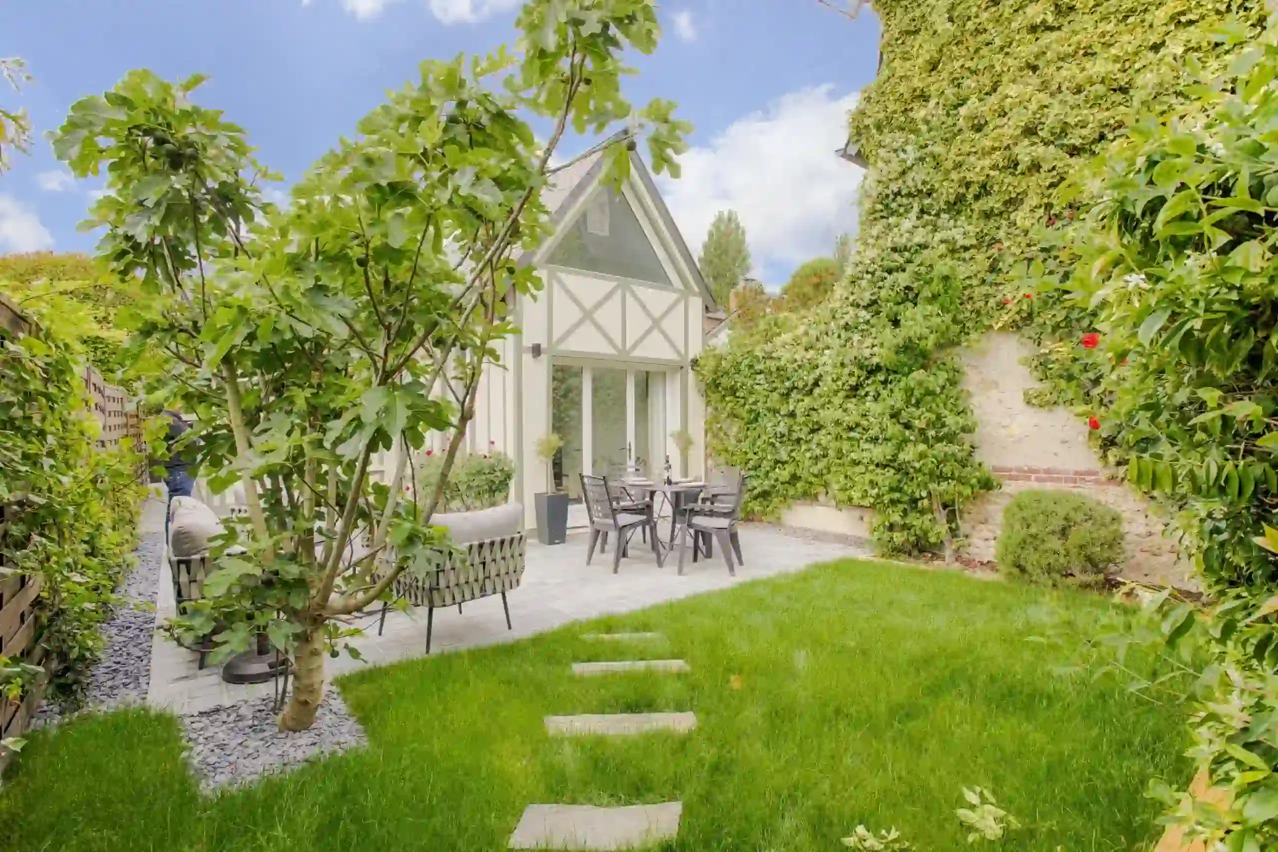 maison-le-figuier-jardin-deauville Jardin verdoyant de la Maison Le Figuier à Deauville, espace extérieur pour se détendre