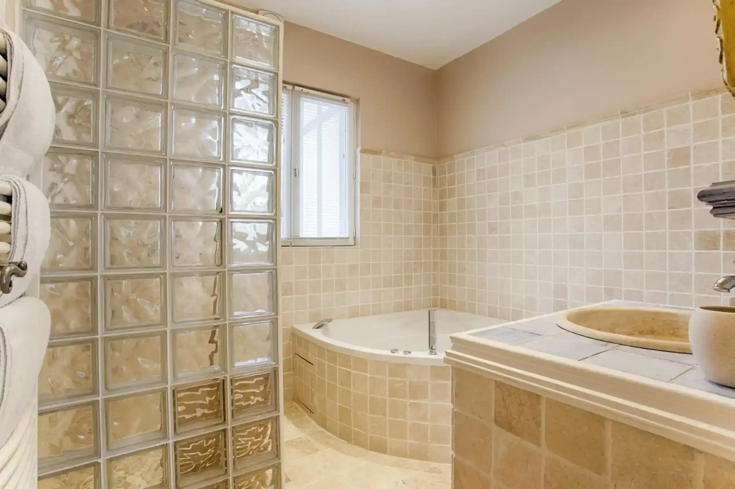 maison-le-figuier-salle-de-bain-baignoire-douche-deauville Salle de bain moderne de la Maison Le Figuier à Deauville avec baignoire et douche, décoration élégante et lumineuse