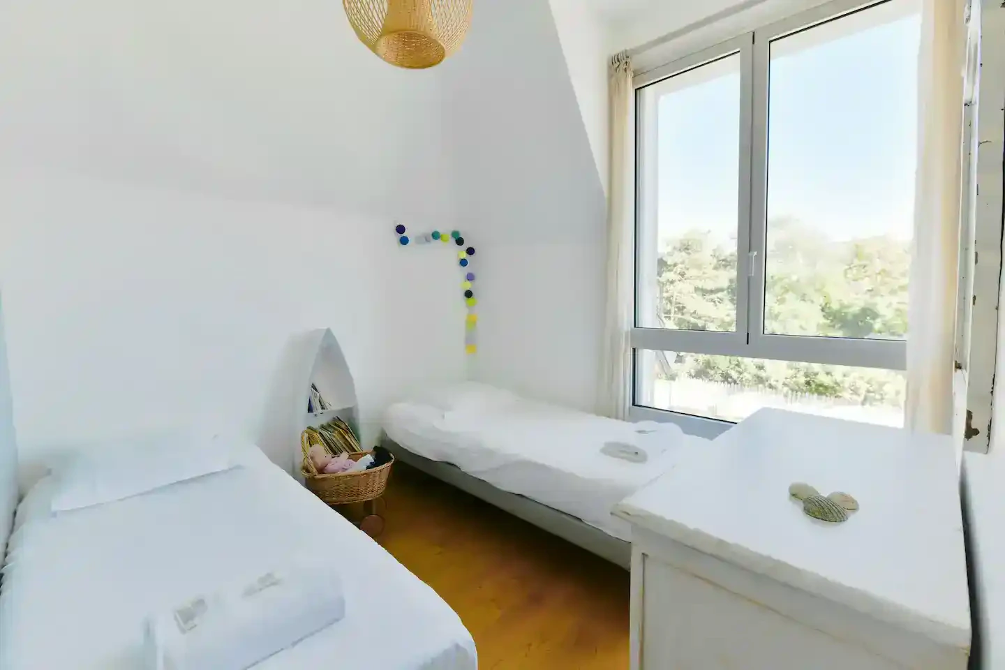 Chambre-enfants-blanche-villa-sauvagine Chambre enfants avec deux lits simples et déco blanche épurée à la Villa Sauvagine