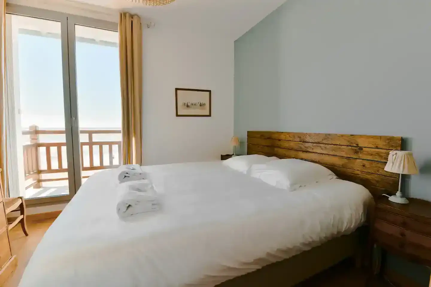Chambre-parentale-lit-double-villa-sauvagine Chambre parentale avec lit double et balcon vue mer à la Villa Sauvagine