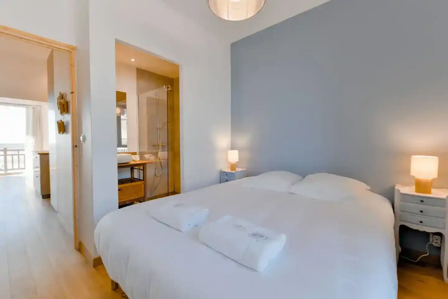Chambre-parentale-sdb-villa-sauvagine Chambre parentale avec salle de bain attenante à la Villa Sauvagine