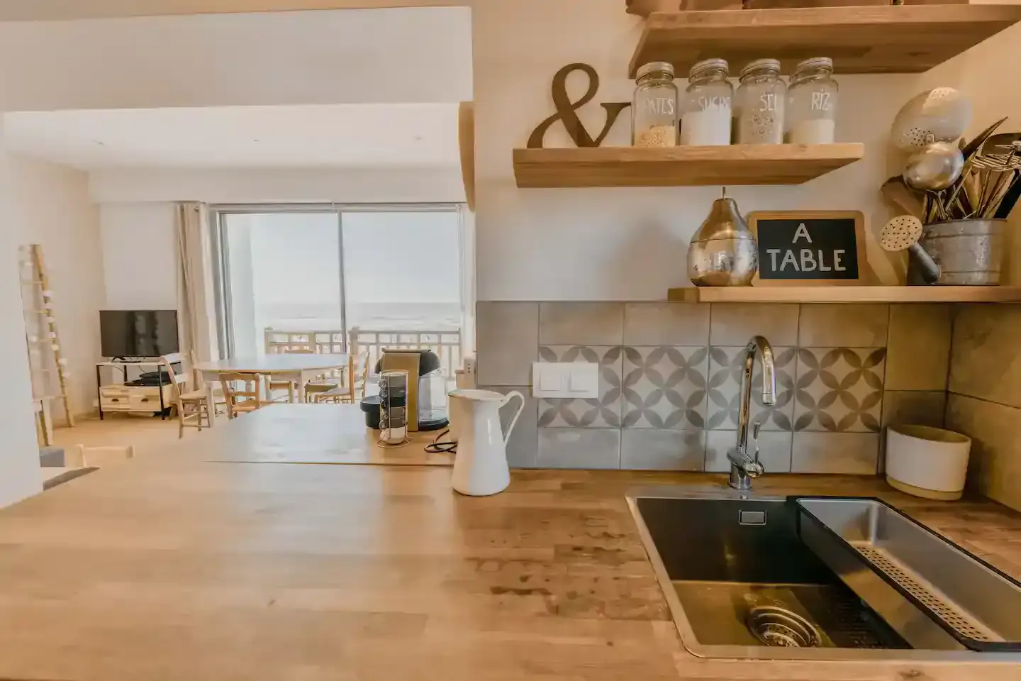 Cuisine-vue-salon-villa-sauvagine Cuisine ouverte avec vue sur le salon et la mer à la Villa Sauvagine