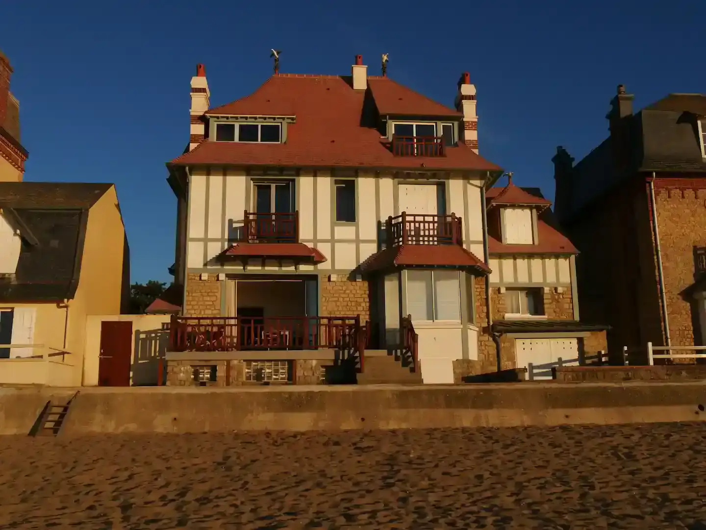Facade-villa-sauvagine-soir Façade de la Villa Sauvagine en bord de mer au coucher du soleil