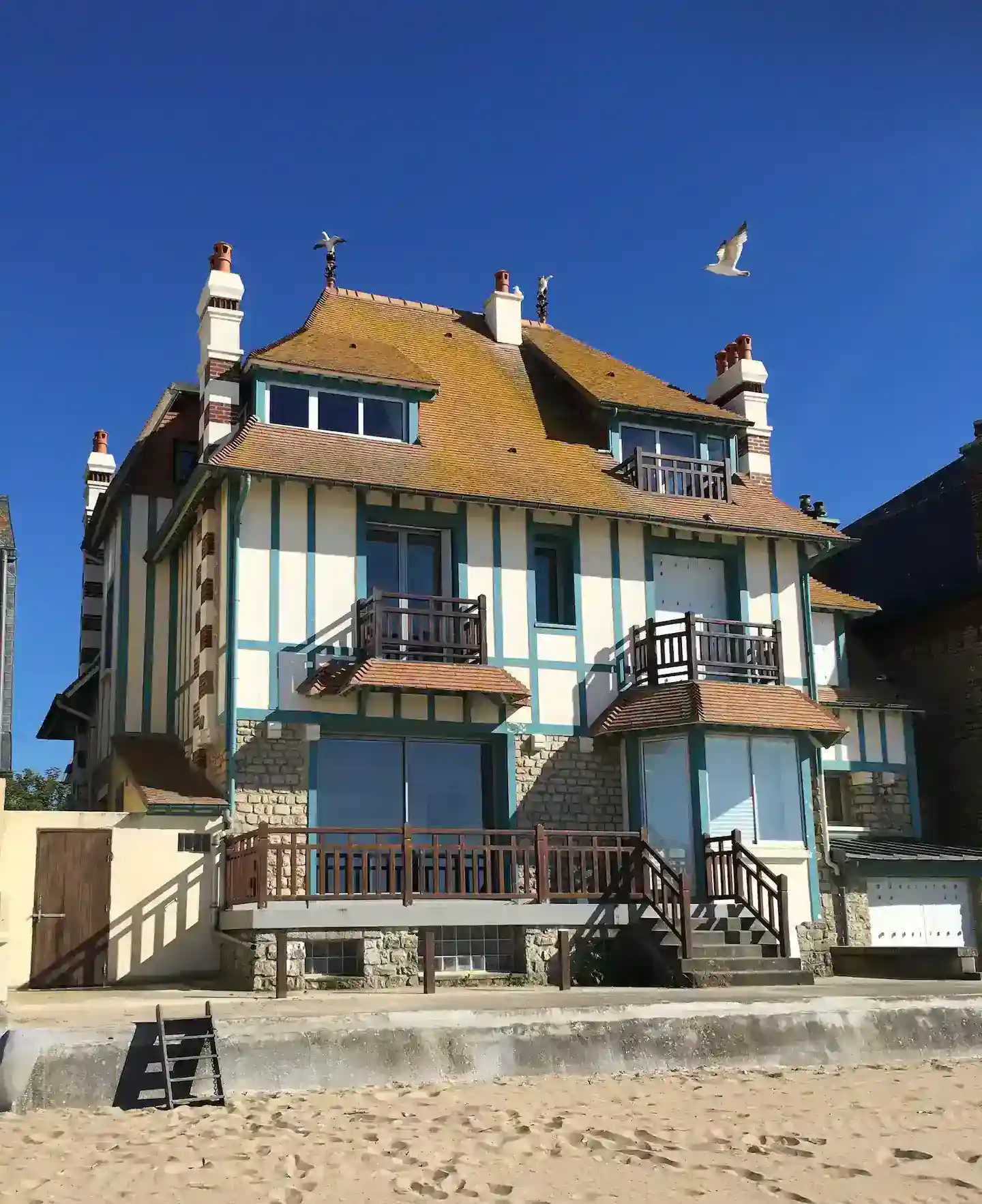 Facade-villa-sauvagine-vue-plage Façade de la Villa Sauvagine en bord de plage Normande