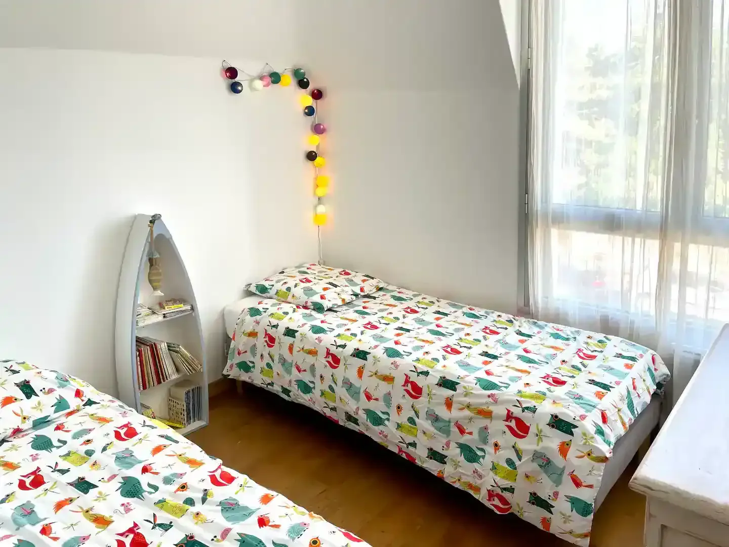 chambre-enfants-2-lits-villa-sauvagine Chambre enfants avec deux lits simples et déco colorée à la Villa Sauvagine