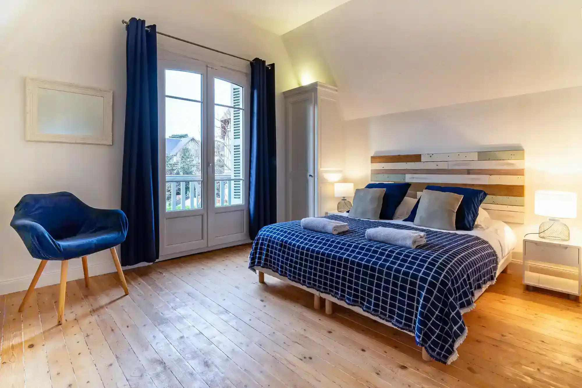 Villa-athena-chambre-bleue-lumineuse-deauville Chambre double lumineuse avec literie bleue et balcon donnant sur le jardin de la Villa Athena