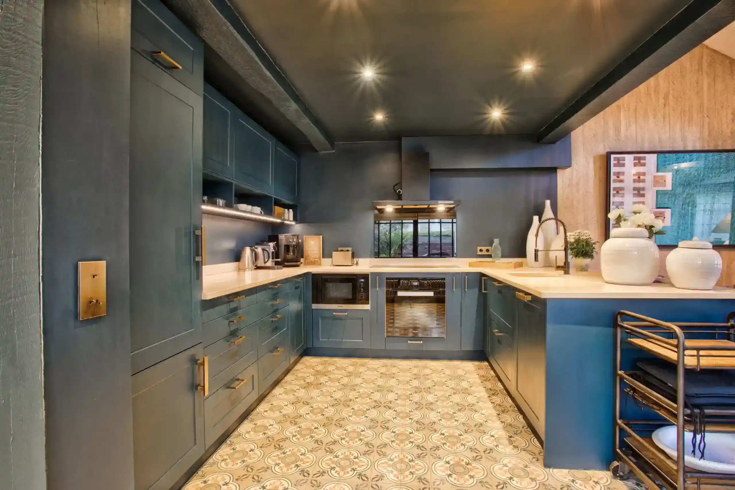 La Villa Juliette – Cuisine spacieuse équipée Cuisine spacieuse avec électroménager moderne dans la Villa Juliette