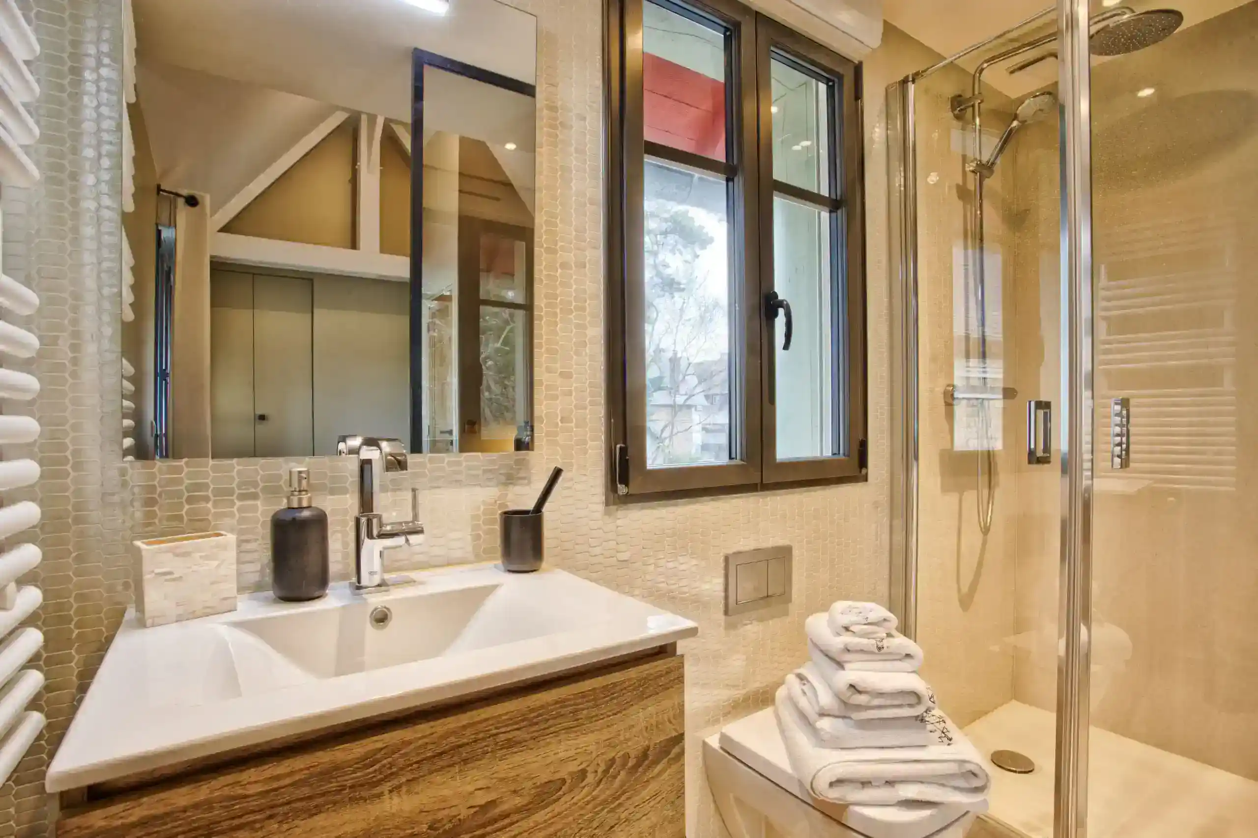 La Villa Juliette – Salle de bain élégante Salle de bain moderne avec finitions élégantes dans la Villa Juliette