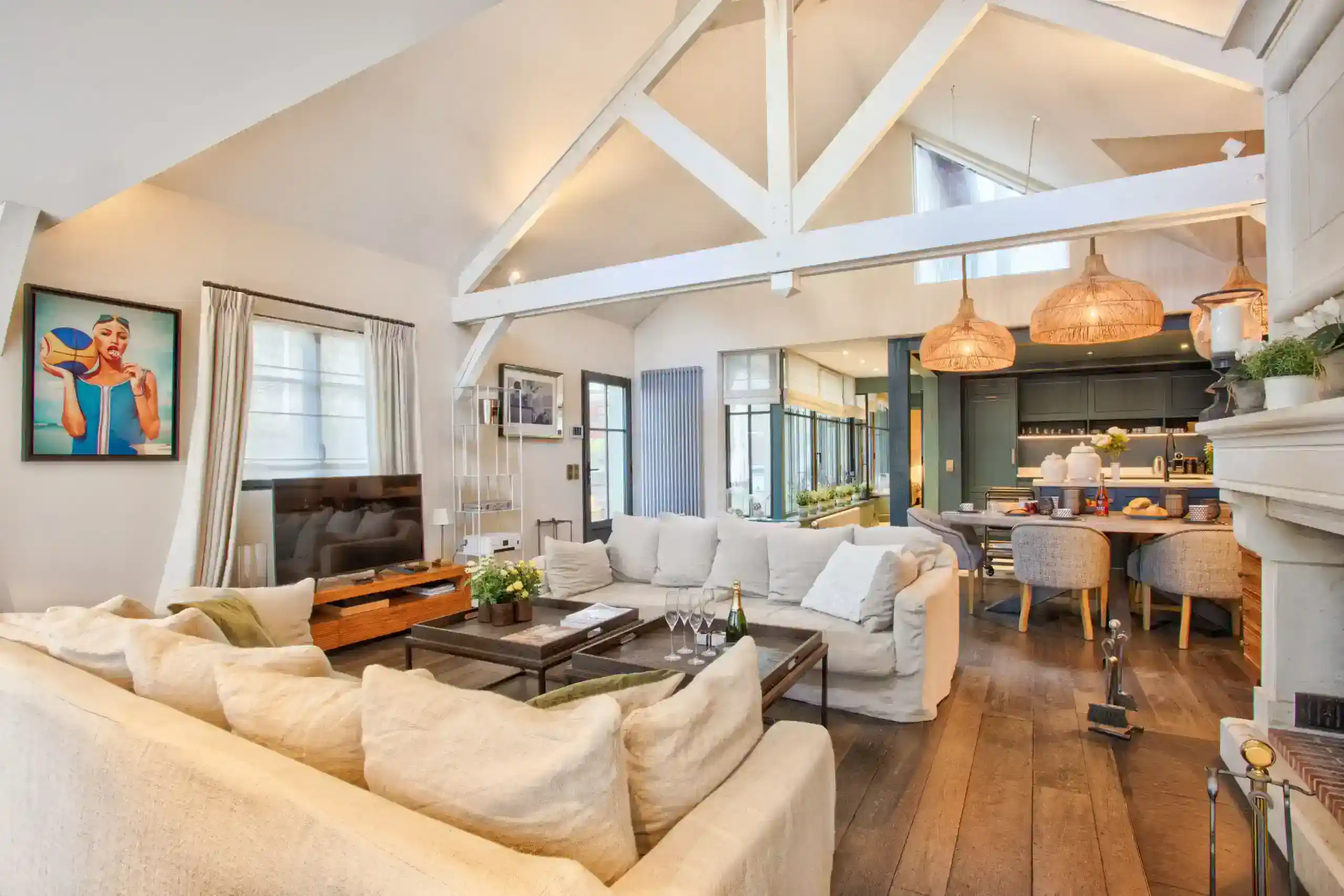 La Villa Juliette – Salon cosy et moderne Salon confortable décoré dans un style moderne dans la Villa Juliette