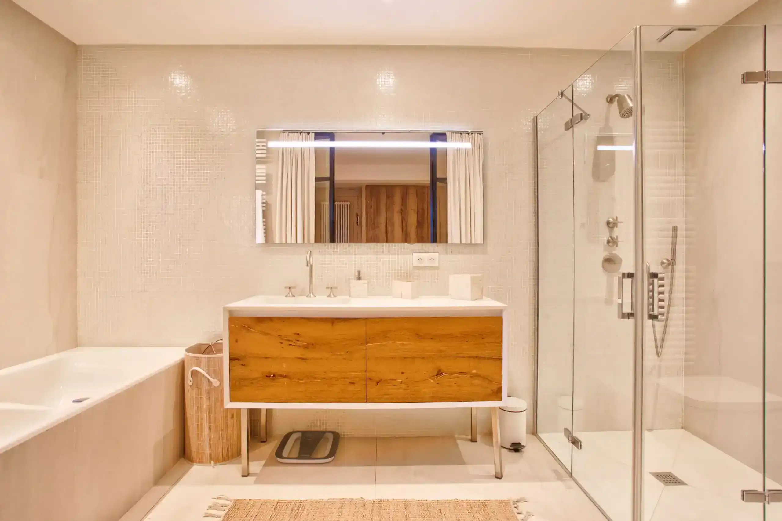 Salle de bain lumineuseSalle de bain lumineuse Salle de bain moderne avec une baignoire et d’une douche dans la Villa Juliette à Deauville