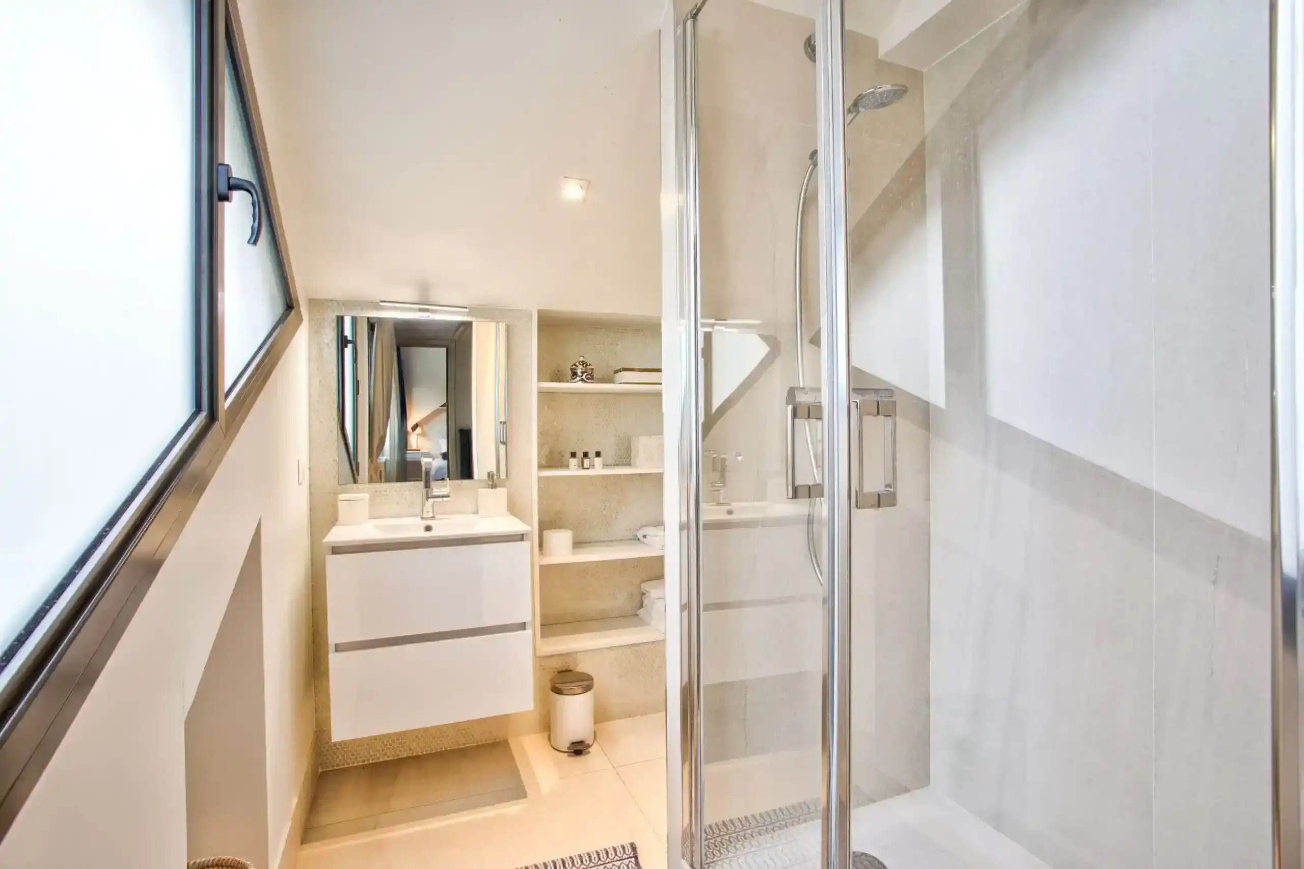 Salle de bain moderne Salle de bain contemporaine avec douche italienne de la Villa Juliette