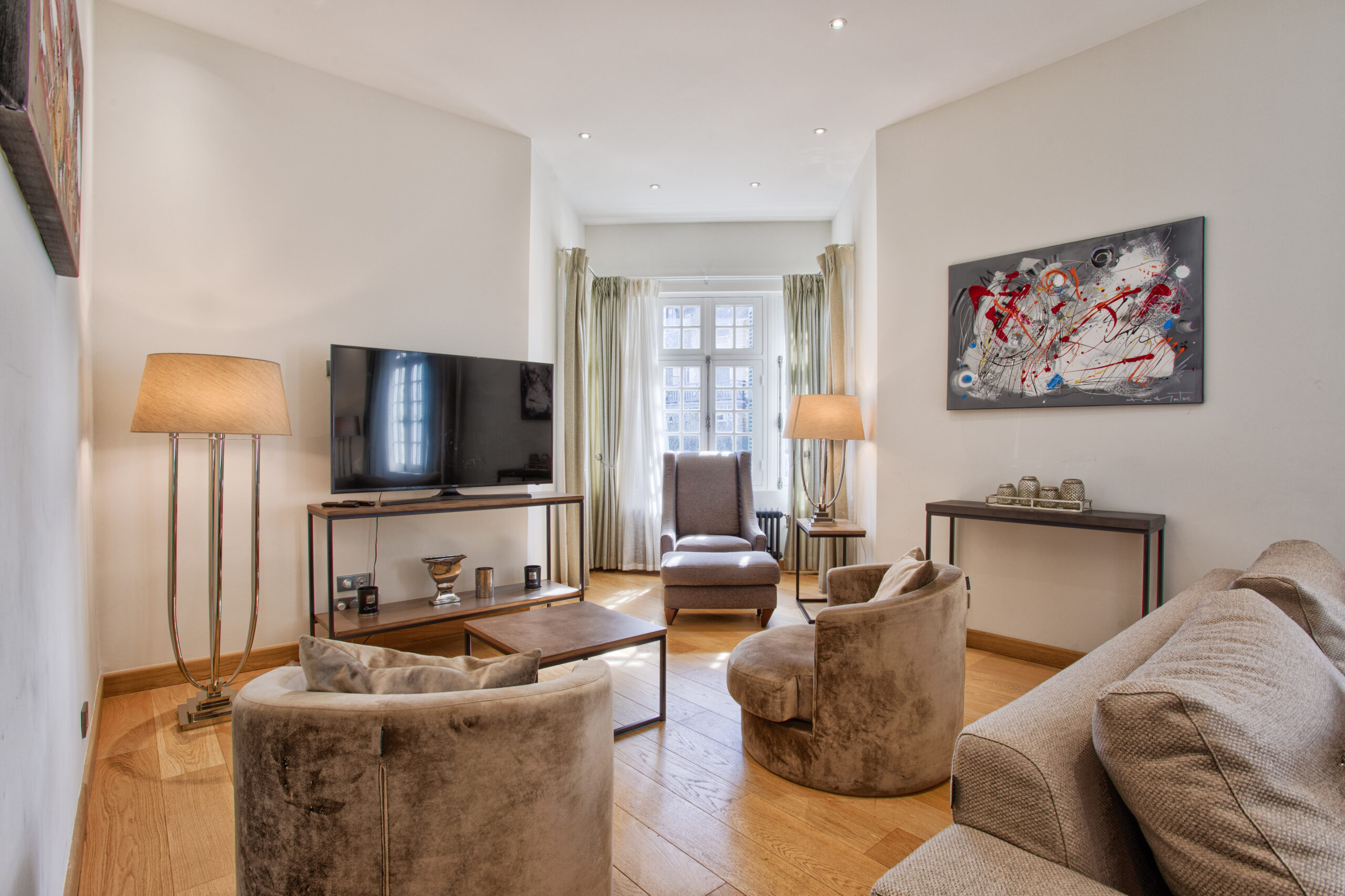 Salle à manger – Villa Aurea Salle à manger spacieuse avec grande table et accès à la terrasse