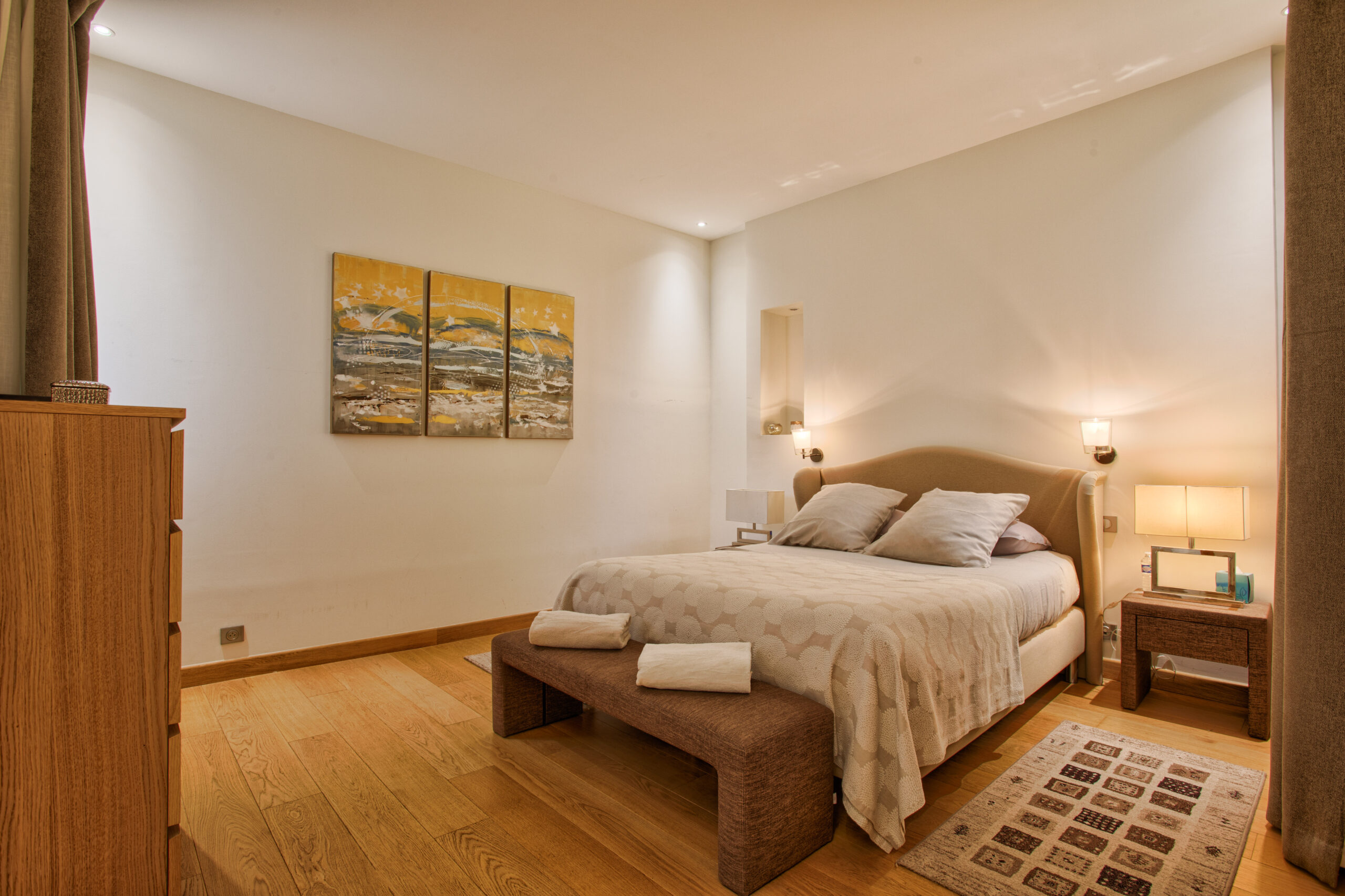 Chambre moderne – Villa Aurea Chambre avec lit double et salle de bain attenante