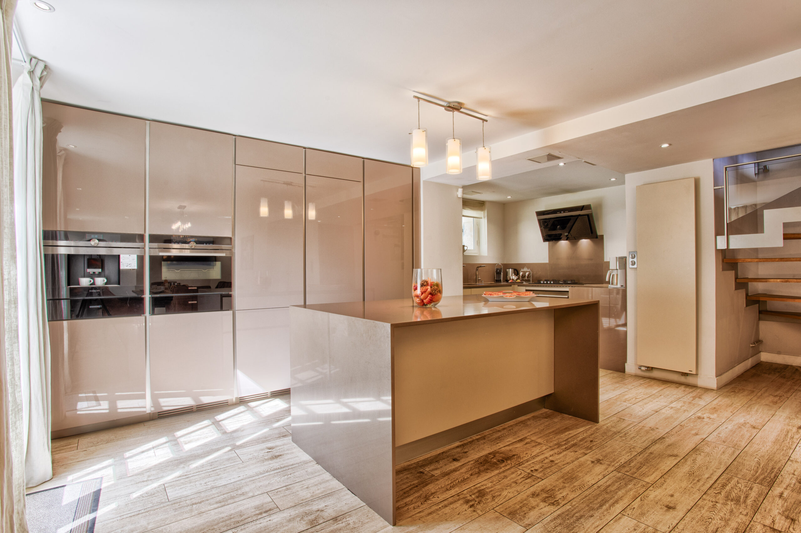 Cuisine moderne – Villa Aurea Cuisine équipée avec îlot central moderne