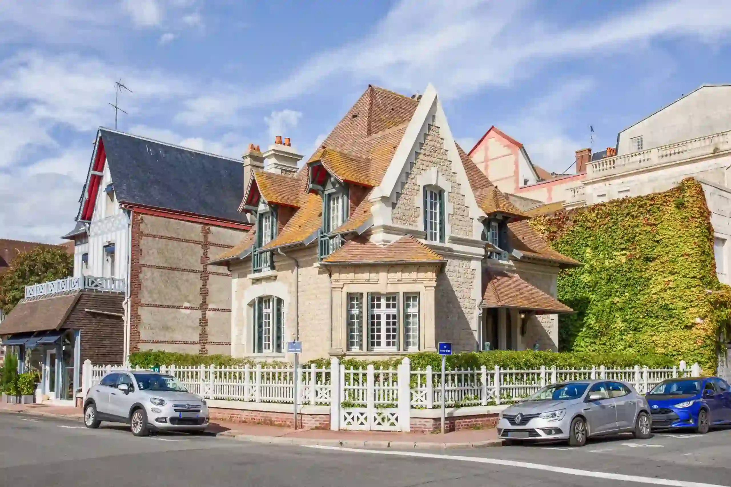 Façade extérieure – Villa Aurea Vue extérieure de la Villa Smila avec son architecture élégante à Deauville