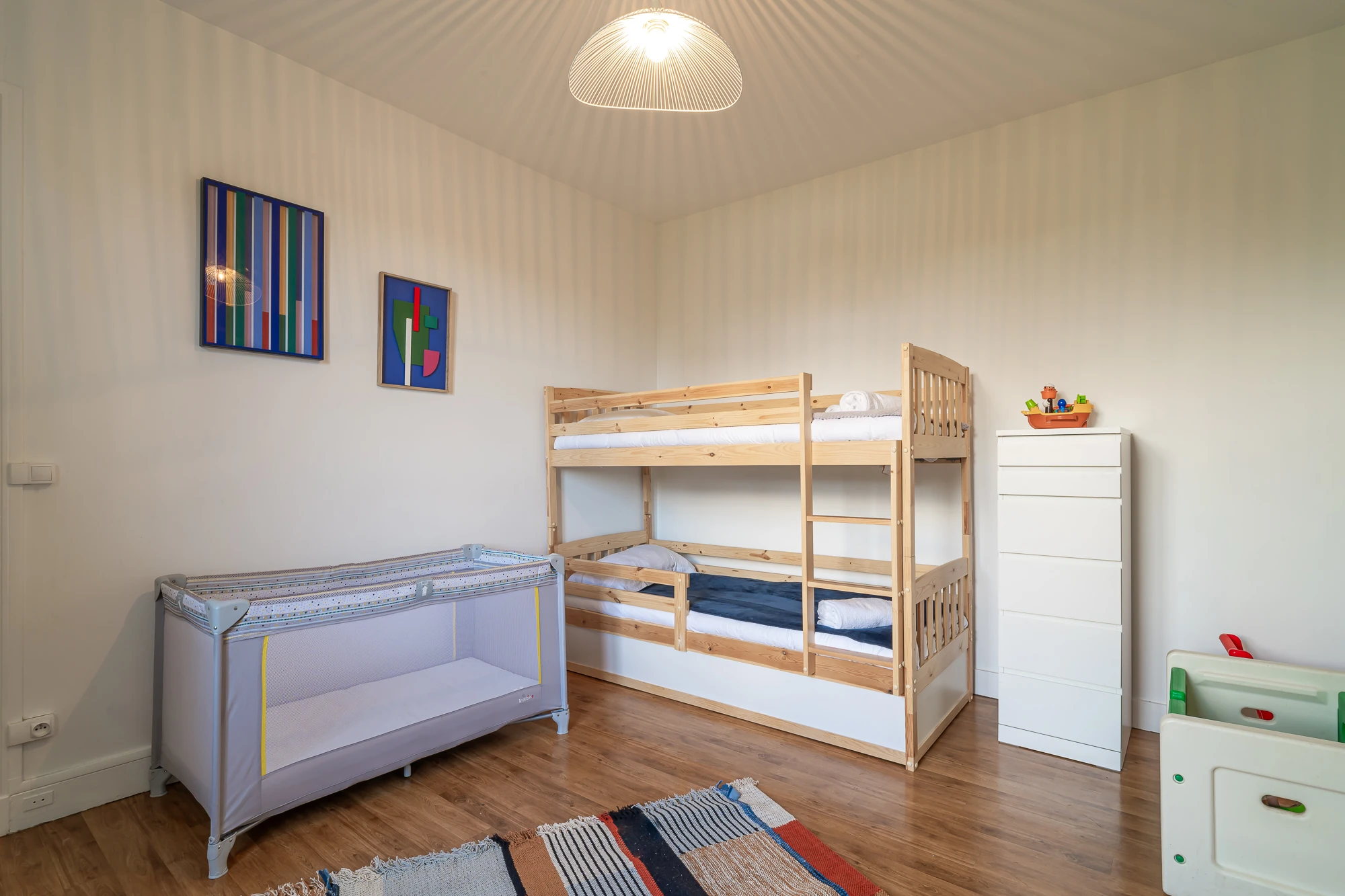 Chambre enfant avec lits superposés – Evasion Normande Chambre enfant équipée de lits superposés et d’un lit bébé dans la maison Evasion Normande.