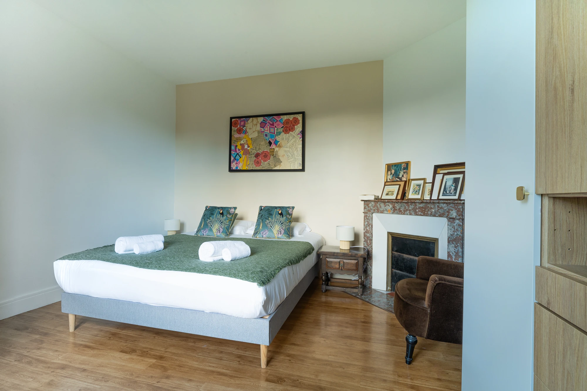 Chambre parentale avec cheminée – Evasion Normande Grande chambre parentale avec cheminée décorative et lit double dans la maison Evasion Normande.