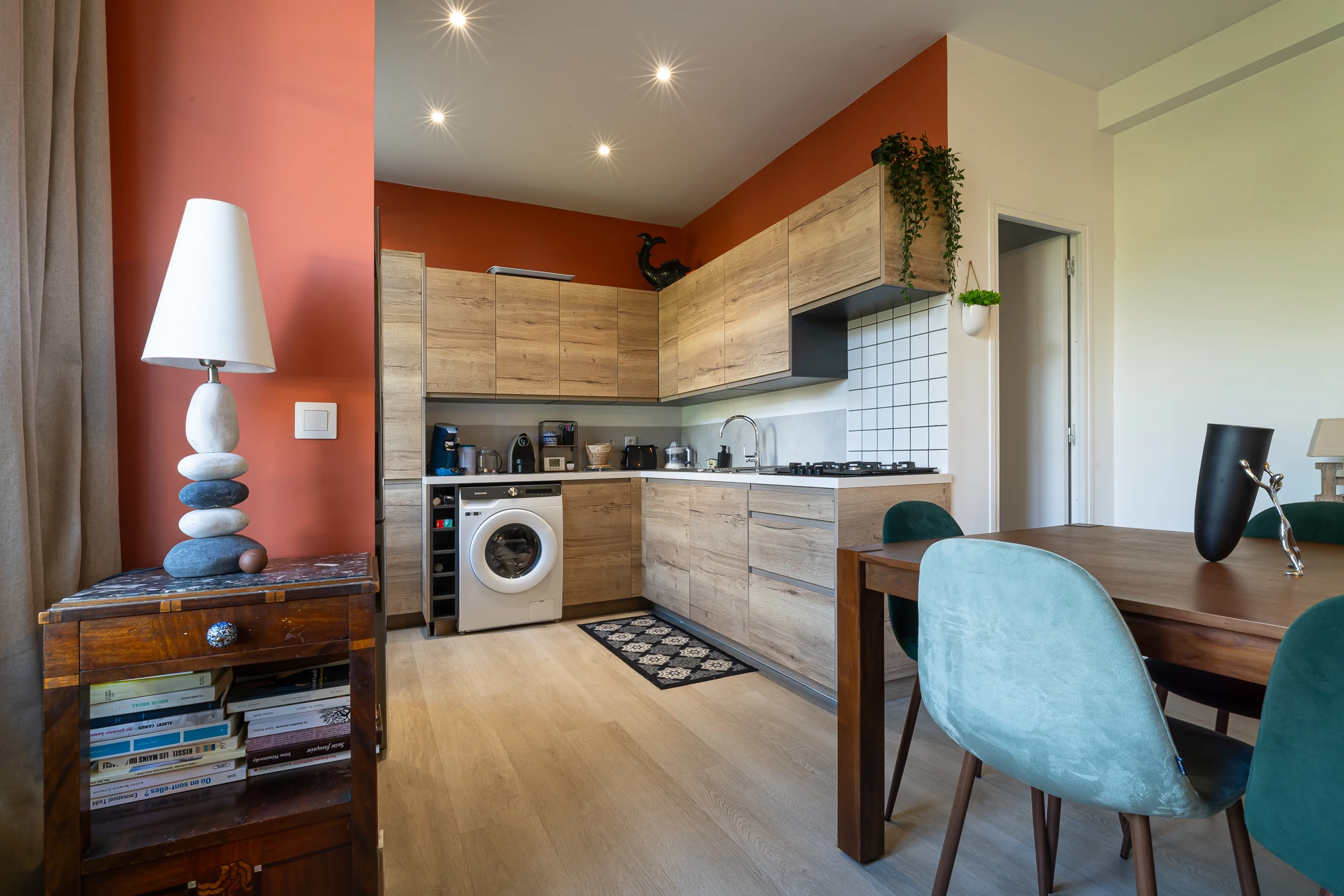 Cuisine équipée et moderne – Evasion Normande Cuisine ouverte avec mobilier en bois et électroménager intégré dans la maison Evasion Normande.