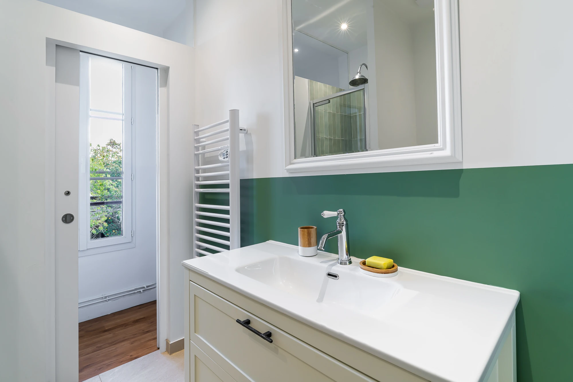 Salle de bain moderne avec douche – Evasion Normande Salle de bain lumineuse avec douche et vasque contemporaine dans la maison Evasion Normande.