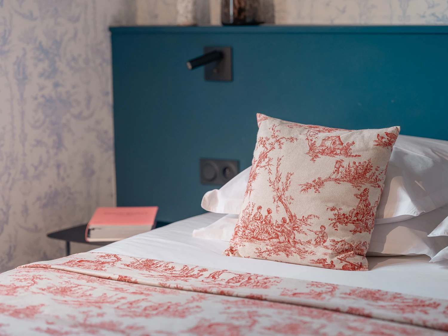 Chambre avec tête de lit bleu motif chevron – Villa Berry Lit king size avec tête de lit rembourrée et éclairage indirect.