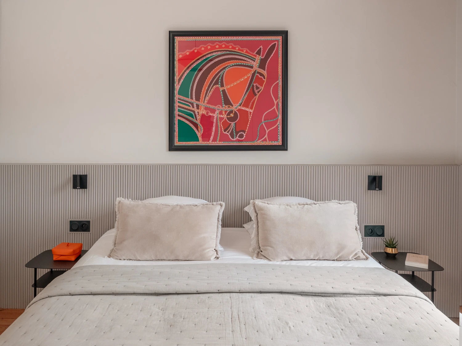 Chambre moderne avec murs sombres – Villa Berry Chambre double décorée de noir, blanc et terracotta.