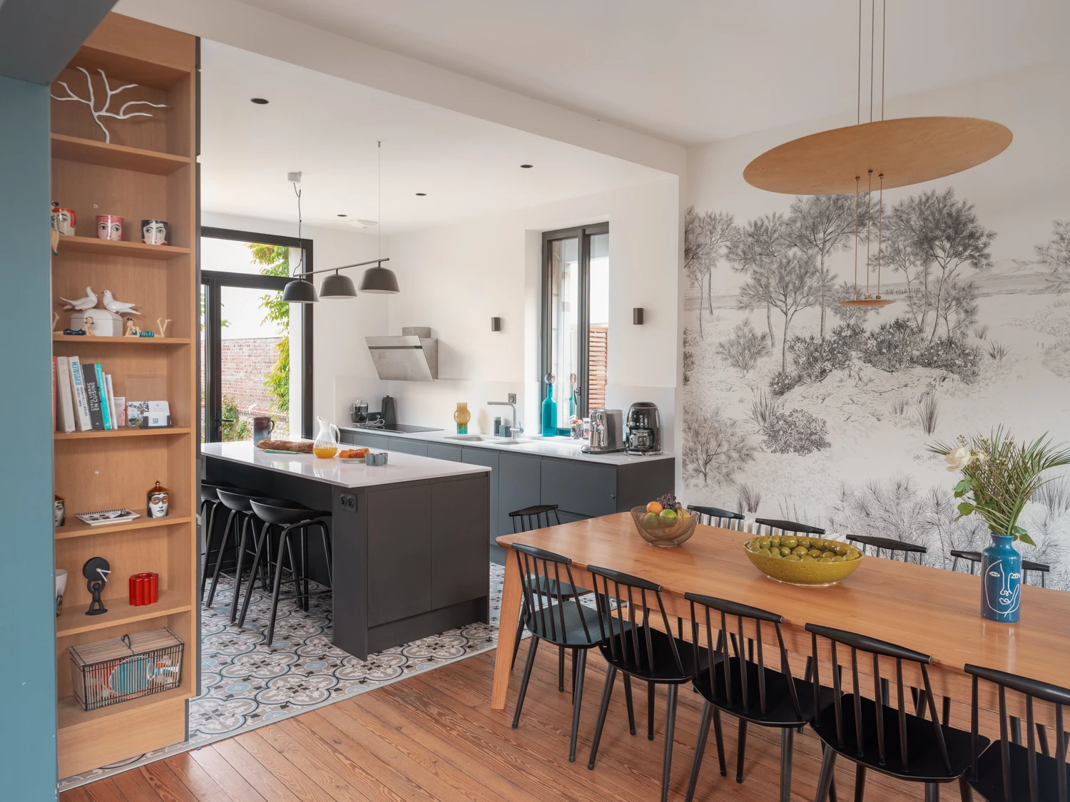 Cuisine moderne avec îlot – Villa Berry Cuisine contemporaine avec îlot central, électroménager moderne et coin repas.