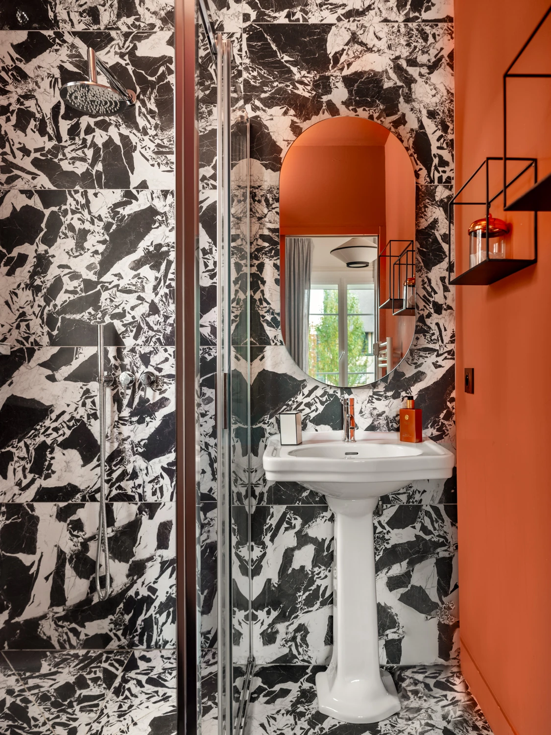 Salle d’eau noire et blanche – Villa Berry Salle de bain avec carreaux noirs et blancs contrastants et vasque sur pied.