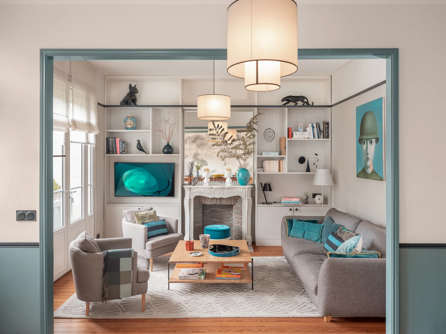 Salon cosy et cheminée – Villa Berry Espace salon confortable avec canapé, fauteuils et cheminée décorée.