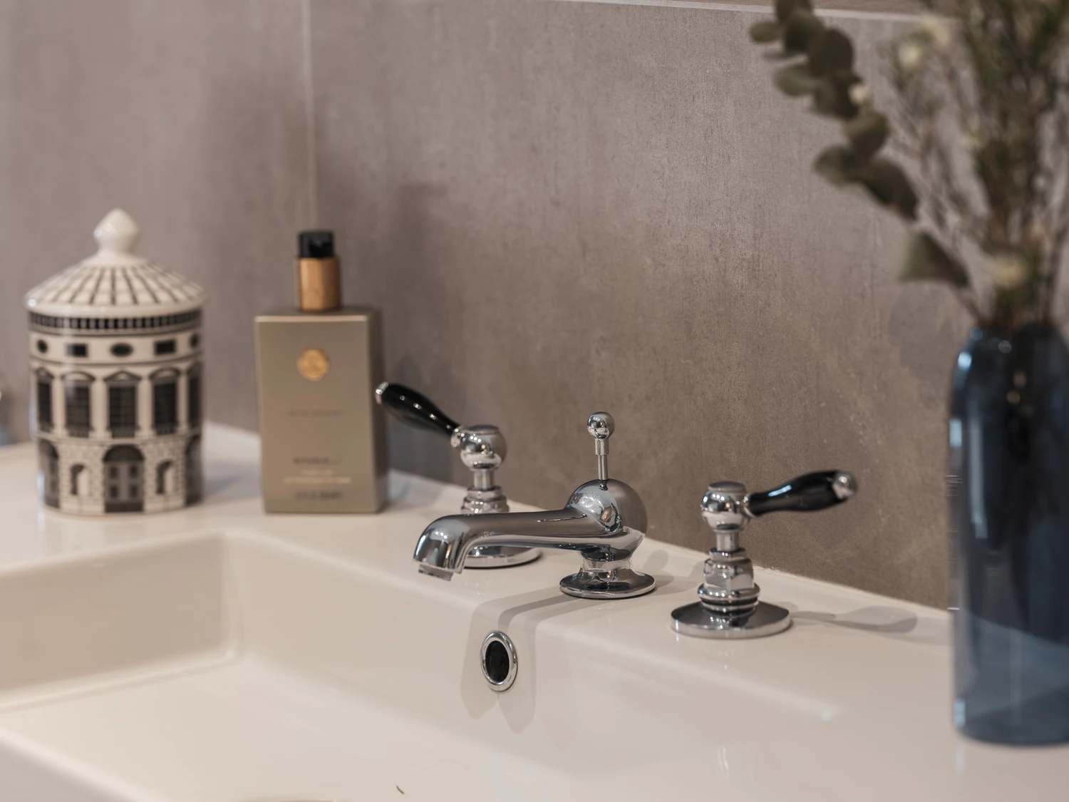 Zoom sur la robinetterie – Villa Berry Détail de la robinetterie classique et éléments de décoration de salle de bain.