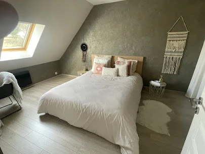 Chambre bohème – Les Glycines Pont L’Evêque Chambre à la décoration bohème chic avec mur texturé et linge clair dans la maison Les Glycines