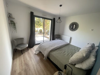 Chambre parentale – Les Glycines Pont L’Evêque Chambre parentale lumineuse avec accès terrasse, maison Les Glycines à Pont L’Evêque
