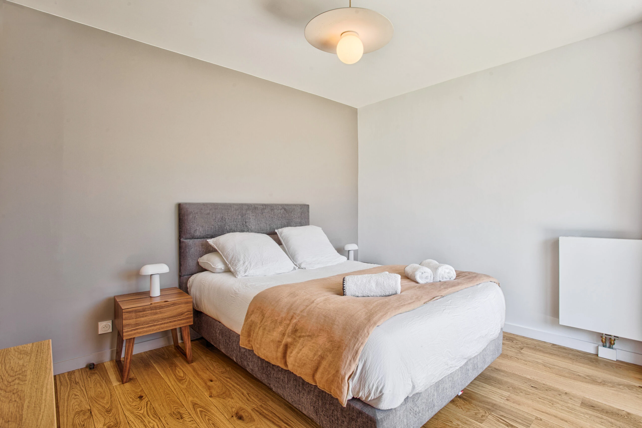 Chambre principale – Studio Un singe en Hiver Chambre élégante avec murs neutres, lit double et lampes de chevet