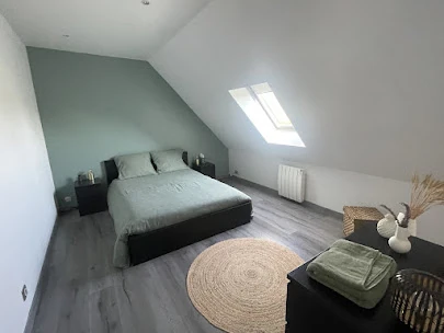 Chambre verte – Les Glycines Pont L’Evêque Chambre calme avec un mur vert d’eau et un lit double, dans la maison Les Glycines à Pont L’Evêque