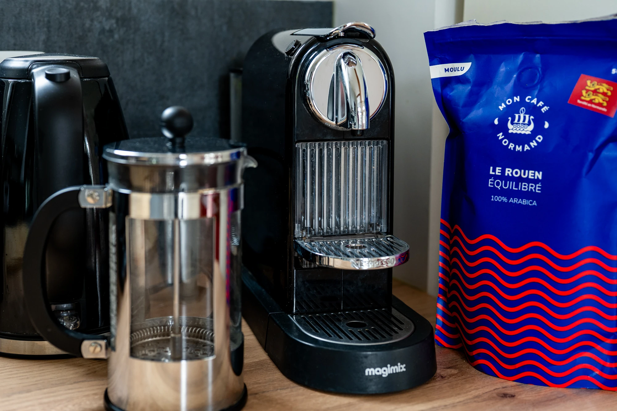 Coin café – La Maison Caracas Deauville Machine à café, bouilloire et cafetière à piston