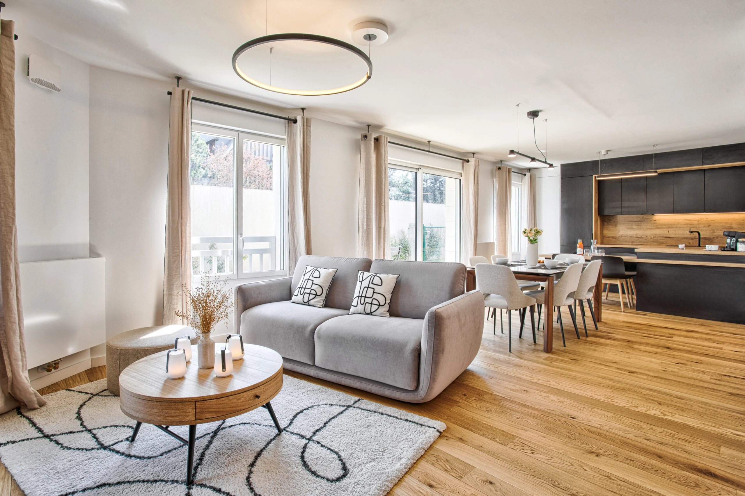 Espace salon avec vue sur la salle à manger et la cuisine – Studio Un singe en Hiver Salon lumineux avec vue ouverte sur la salle à manger et la cuisine équipée.