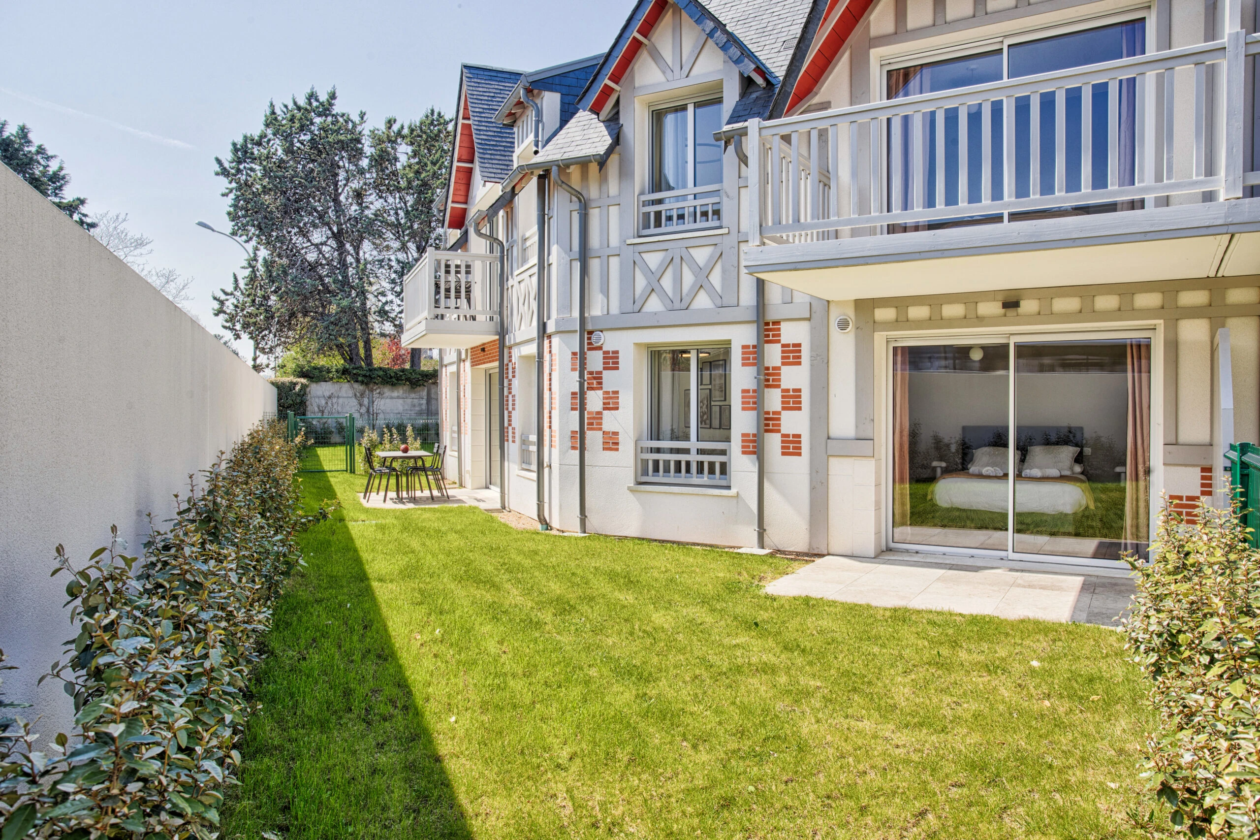 Jardin et façade – Studio Un singe en Hiver Vue extérieure du studio avec terrasse et pelouse bien entretenue
