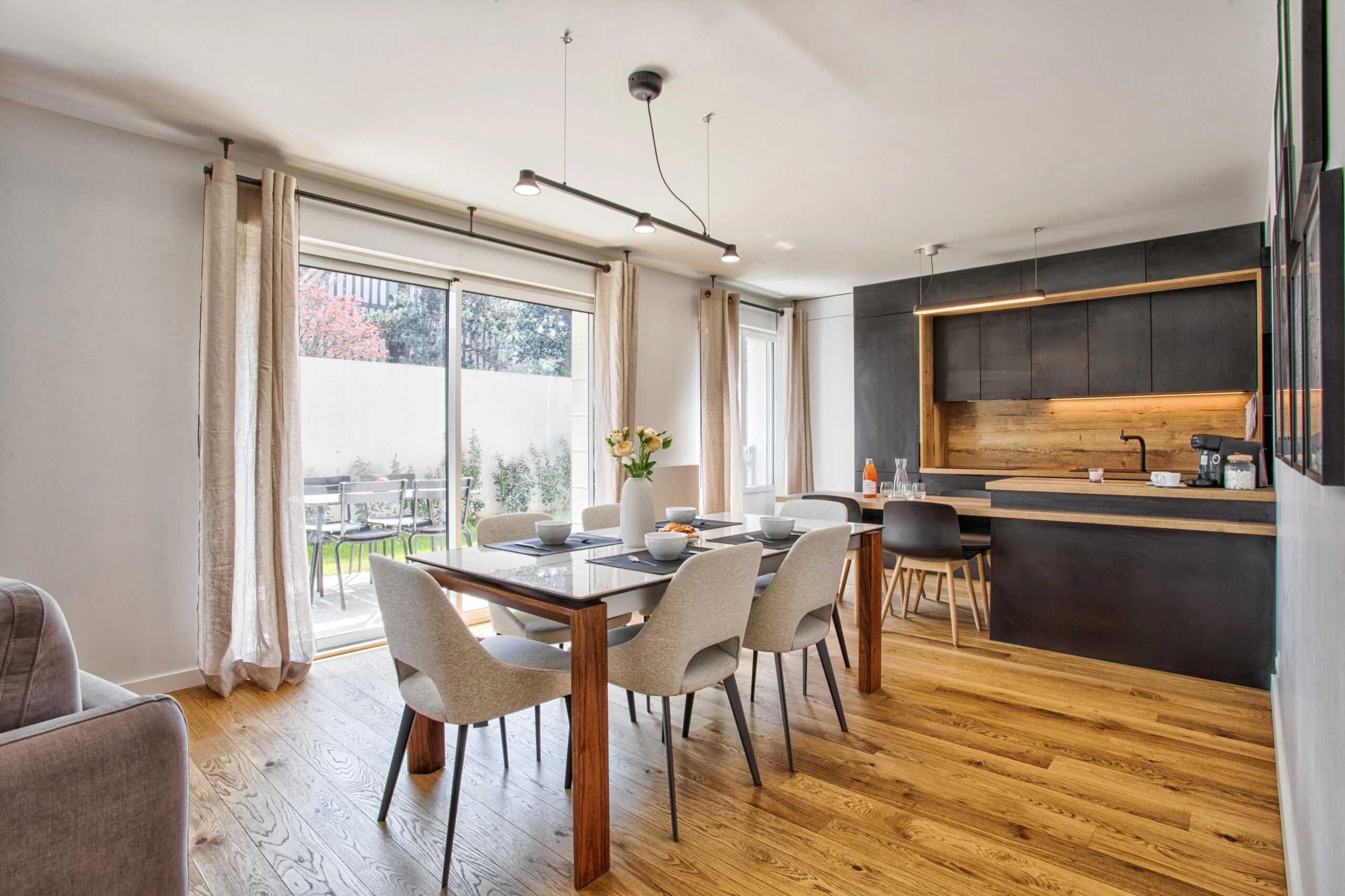 Salle à manger lumineuse – Studio Un singe en Hiver Espace repas lumineux avec grande table et vue sur le jardin