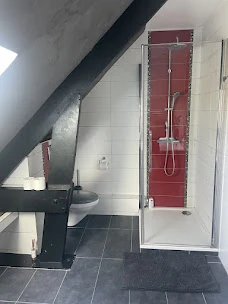 Salle de bain avec douche – Les Glycines Pont L’Evêque Petite salle de bain moderne sous pente avec douche à l’italienne dans Les Glycines