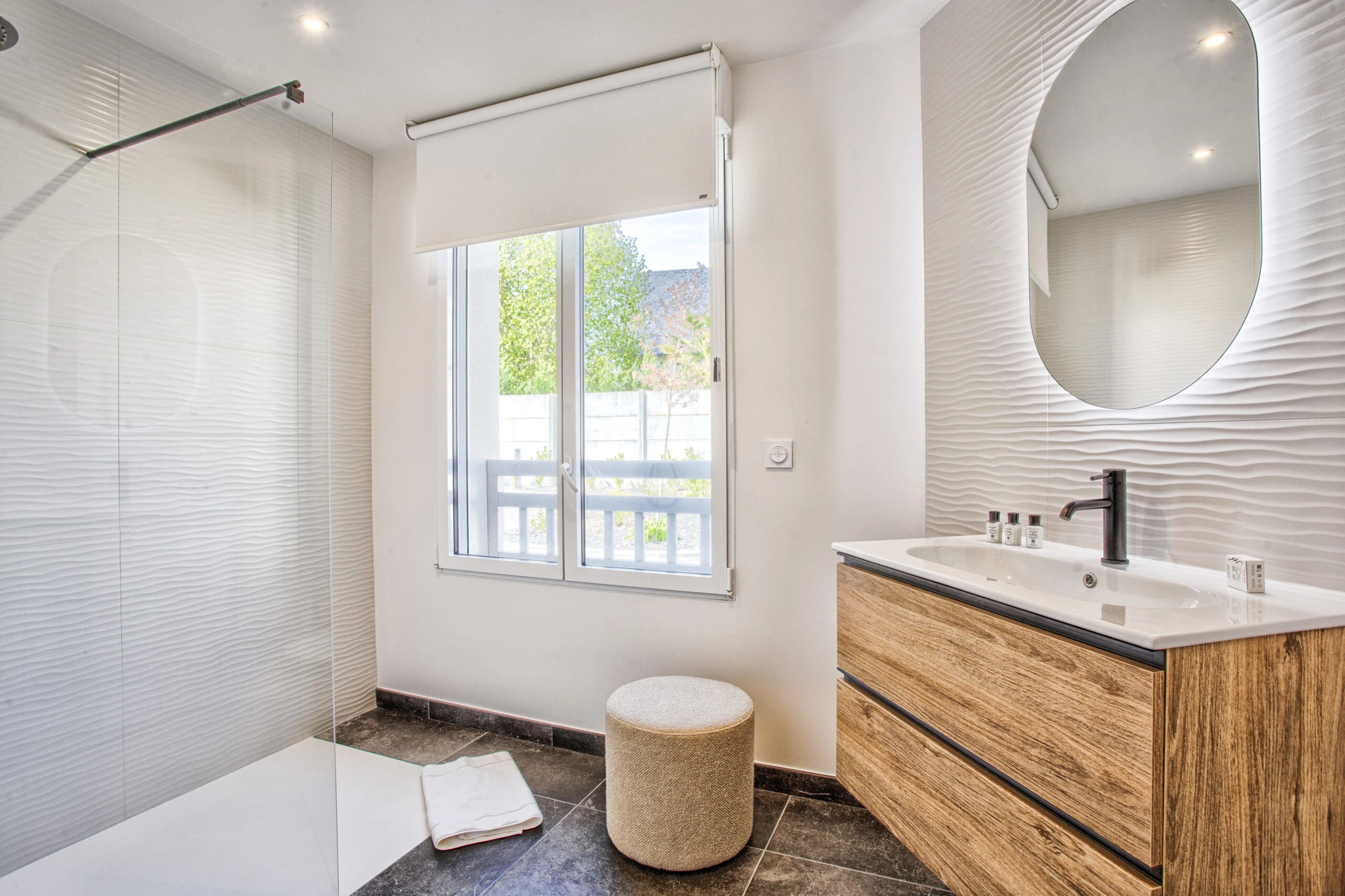 Salle de bain moderne – Studio Un singe en Hiver Salle de bain claire avec grande douche et meuble en bois