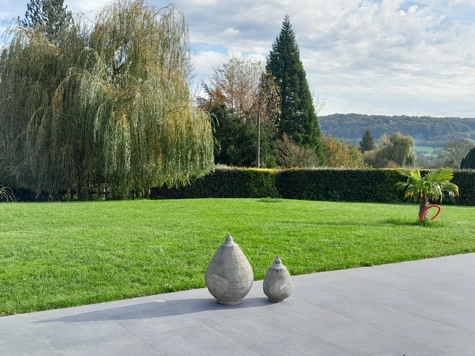Vue sur jardin et vallée – Les Glycines Pont l’Évêque Grande pelouse verdoyante avec vue sur la vallée depuis le jardin du logement Les Glycines à Pont l’Évêque.