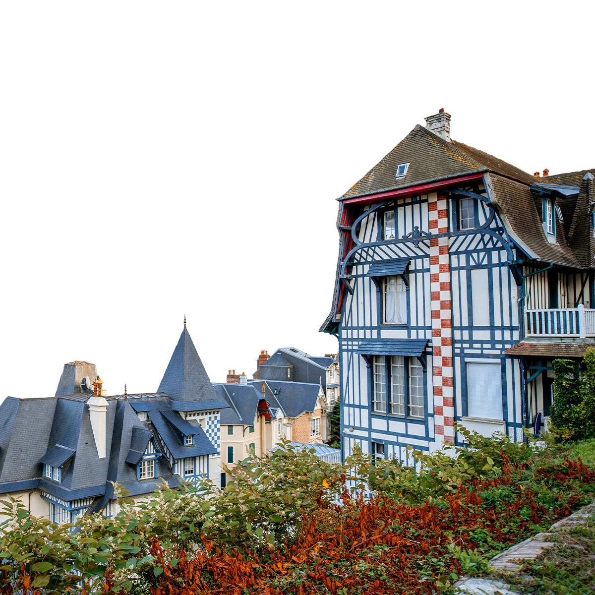Façades de maisons normandes à colombages avec toits en ardoise, typiques de l’architecture de Deauville