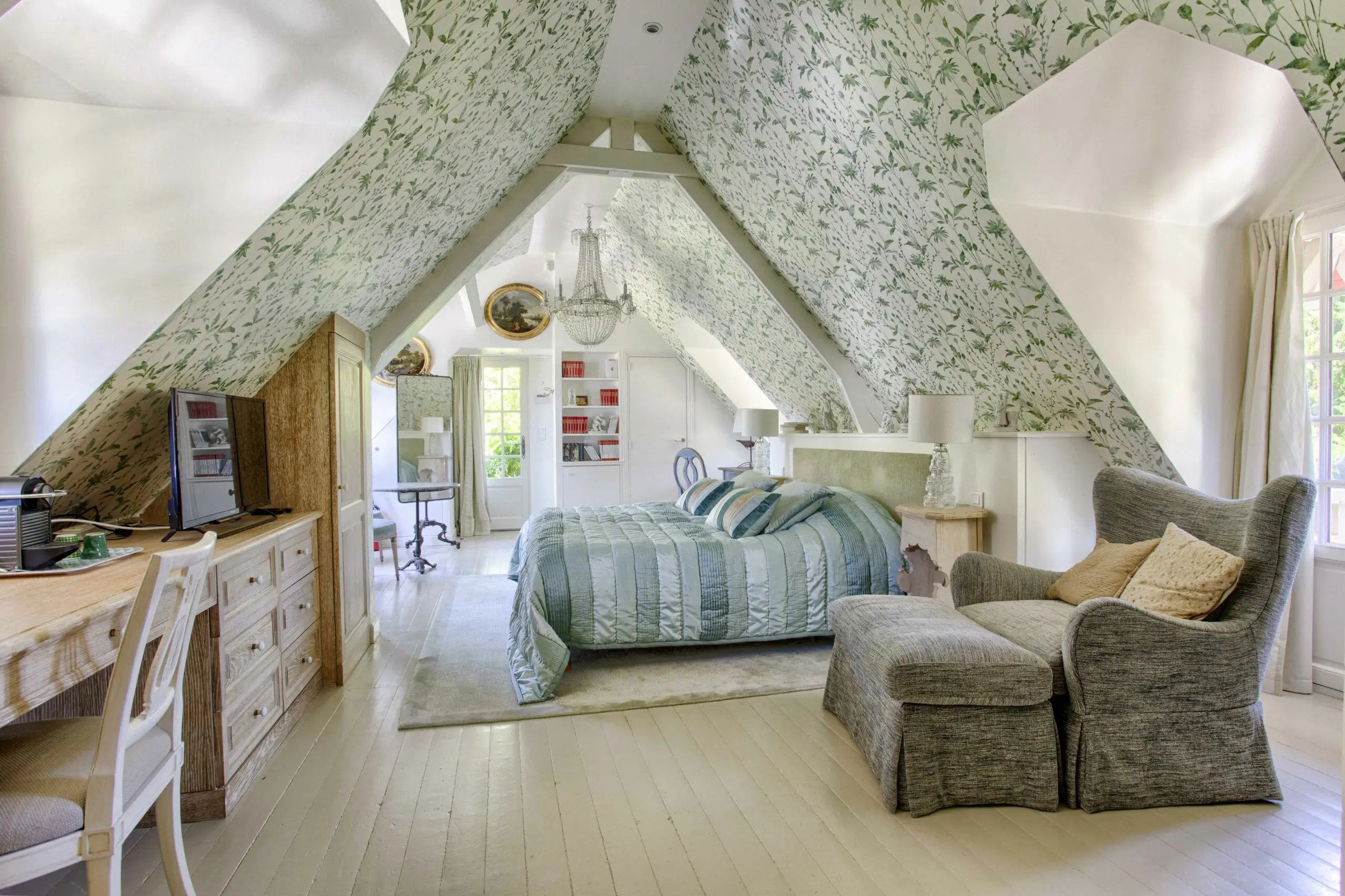 Chambre 2ème - 1 Suite spacieuse et confortable sous les combles dans une villa haut de gamme gérée par une conciergerie premium près de Deauville