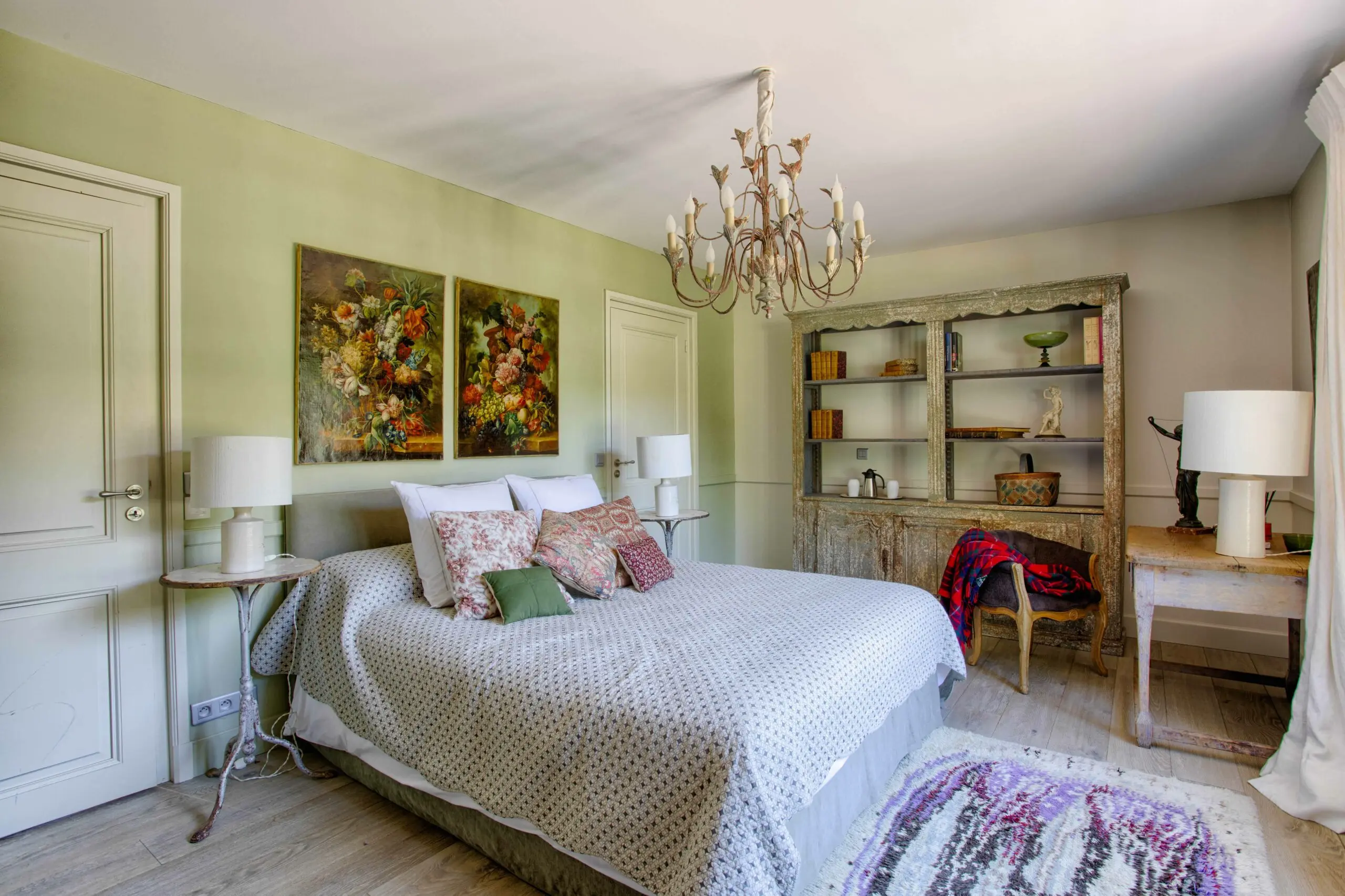Chambre RDC 1 Chambre double de charme aux tons verts avec lustre floral et mobilier ancien dans une villa de luxe en conciergerie à Deauville