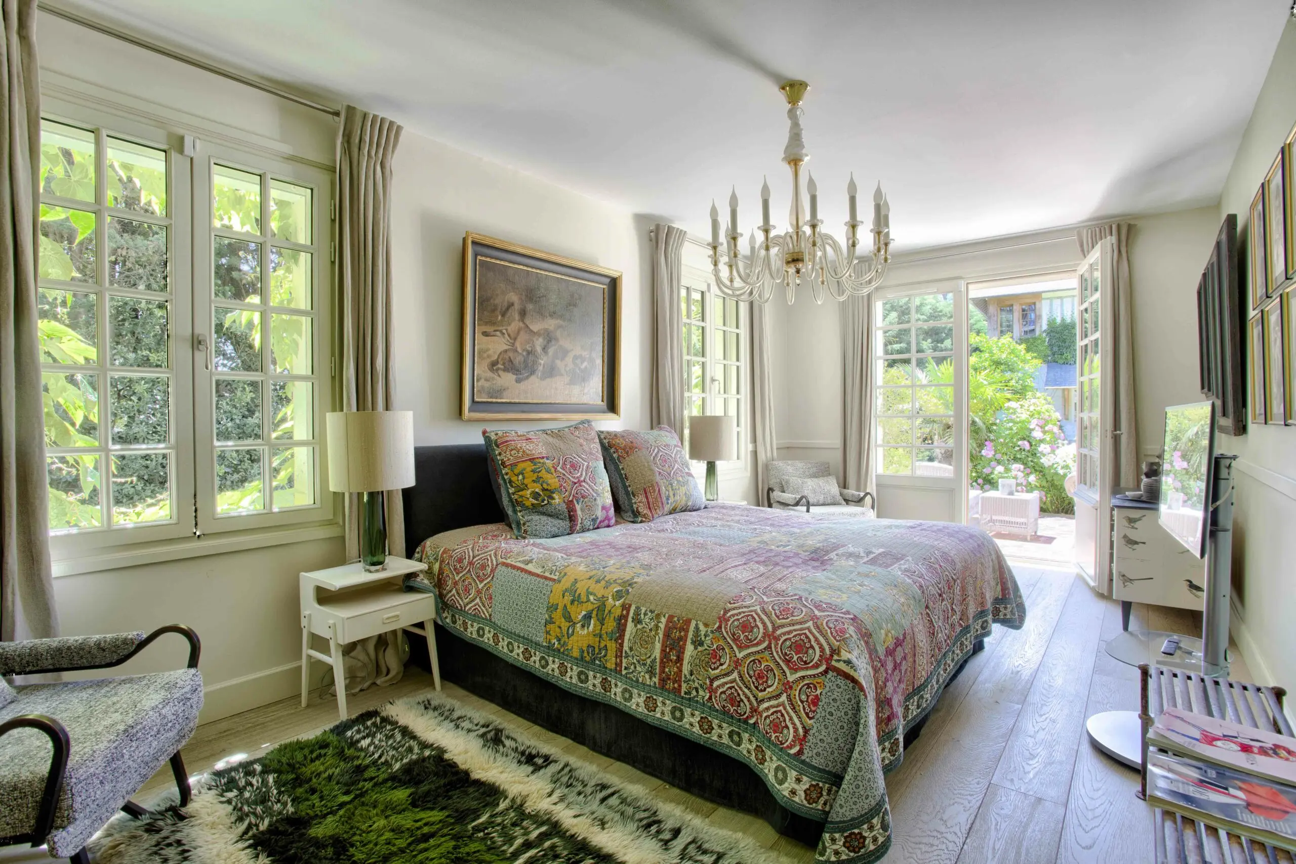Chambre double spacieuse avec grandes baies vitrées sur jardin dans une propriété de luxe gérée par conciergerie près de Deauville
